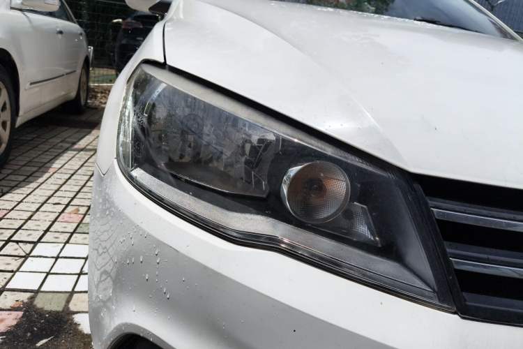 Used Volkswagen Jetta 2015 Value Edition 1.6L Automatic Comfort Version Right Front Headlight