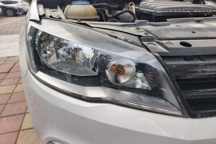 Used Volkswagen Jetta 2015 Value Edition 1.6L Automatic Fashion Version Right Front Headlight