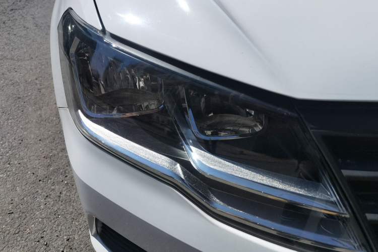 Used Volkswagen Jetta 2015 Value Edition 1.6L Manual Fashionable Style Right Front Headlight