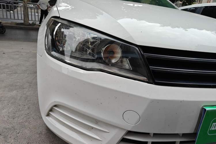 Used Volkswagen Jetta 2015 Value Edition 1.6L Manual Fashionable Style Right Front Headlight