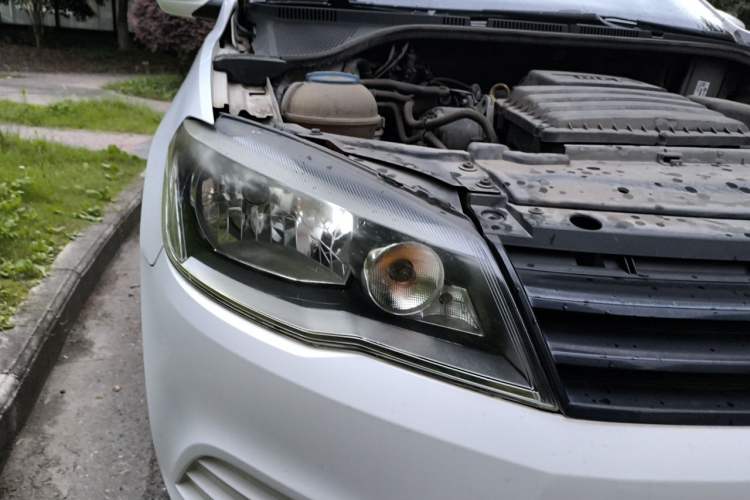 Used Volkswagen Jetta 2015 Value Edition 1.6L Manual Fashionable Style Right Front Headlight