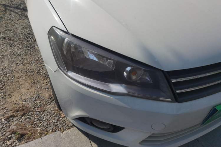 Used Volkswagen Jetta 2015 Value Edition 1.6L Automatic Comfort Version Right Front Headlight