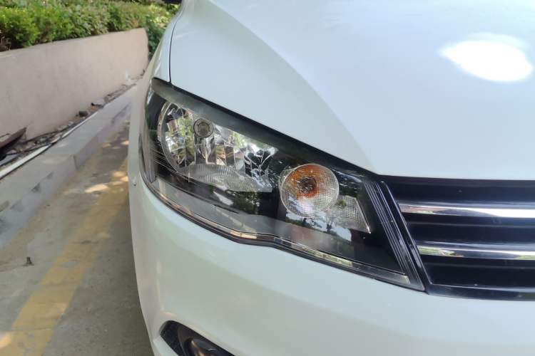 Used Volkswagen Jetta 2015 Value Edition 1.6L Automatic Comfort Version Right Front Headlight
