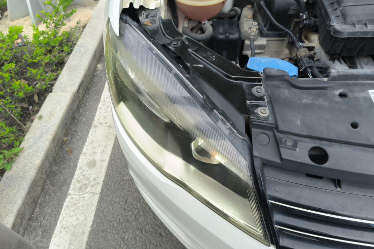 Used Volkswagen Jetta 2015 Value Edition 1.6L Automatic Comfort Version Right Front Headlight