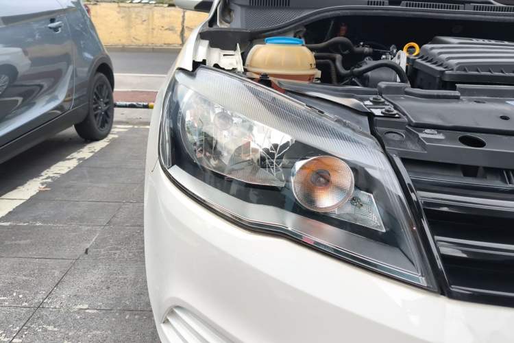 Used Volkswagen Jetta 2015 Value Edition 1.6L Manual Fashionable Style Right Front Headlight