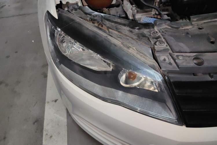 Used Volkswagen Jetta 2015 Value Edition 1.6L Manual Fashionable Style Right Front Headlight