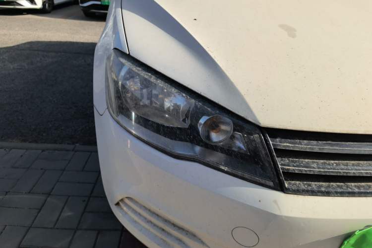 Used Volkswagen Jetta 2015 Value Edition 1.6L Manual Fashionable Style Right Front Headlight