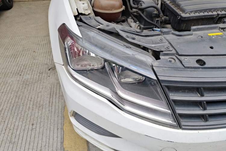 Used Volkswagen Jetta 2015 1.6L Manual Fashion Edition Right Front Headlight