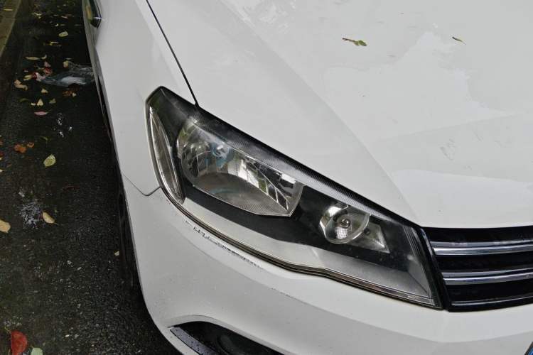 Used Volkswagen Jetta 2015 Value Edition 1.6L Automatic Comfort Version Right Front Headlight