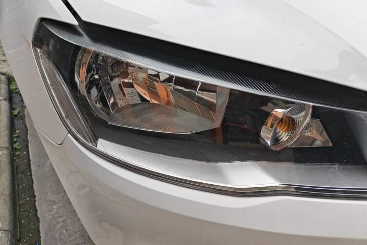 Used Volkswagen Jetta 2015 Value Edition 1.6L Automatic Comfort Version Right Front Headlight