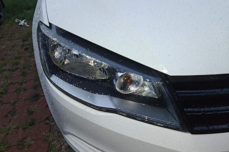 Used Volkswagen Jetta 2015 Value Edition 1.6L Automatic Fashion Version Right Front Headlight