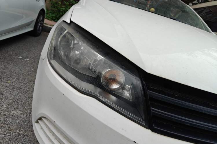 Used Volkswagen Jetta 2015 Value Edition 1.6L Manual Fashionable Style Right Front Headlight