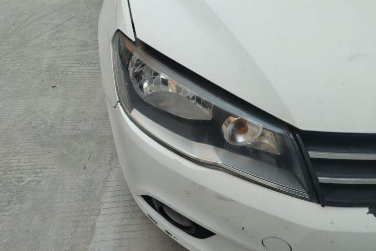 Used Volkswagen Jetta 2015 1.6L Manual Comfort Model Right Front Headlight