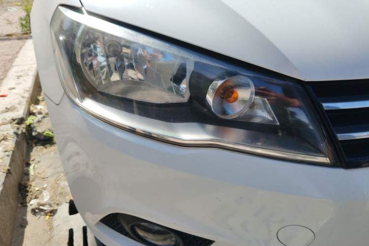 Used Volkswagen Jetta 2015 Zhuihui Edition 1.6L Manual Comfort Model Right Front Headlight