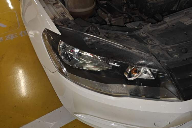 Used Volkswagen Jetta 2015 Value Edition 1.6L Manual Fashionable Style Right Front Headlight