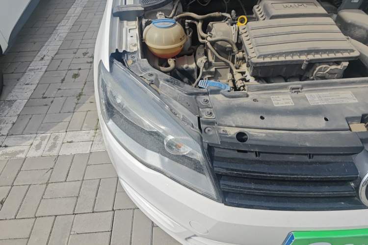 Used Volkswagen Jetta 2015 Value Edition 1.6L Manual Fashionable Style Right Front Headlight