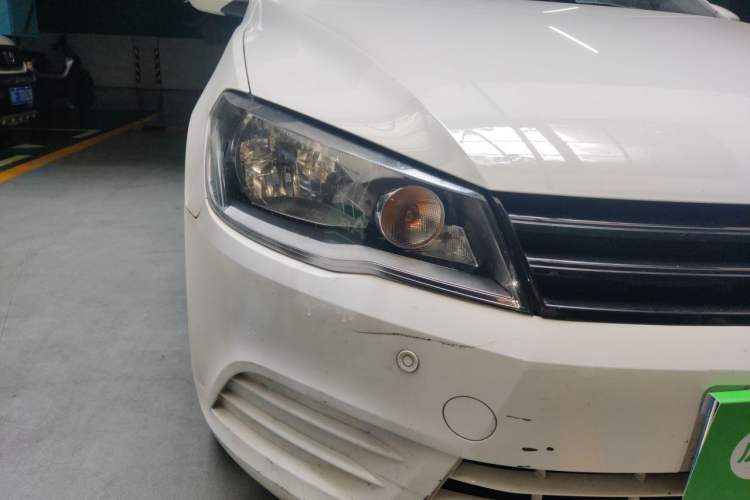 Used Volkswagen Jetta 2015 Value Edition 1.6L Manual Fashionable Style Right Front Headlight