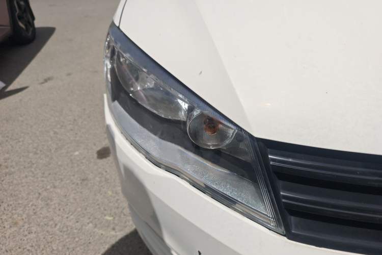 Used Volkswagen Jetta 2015 Value Edition 1.6L Manual Fashionable Style Right Front Headlight