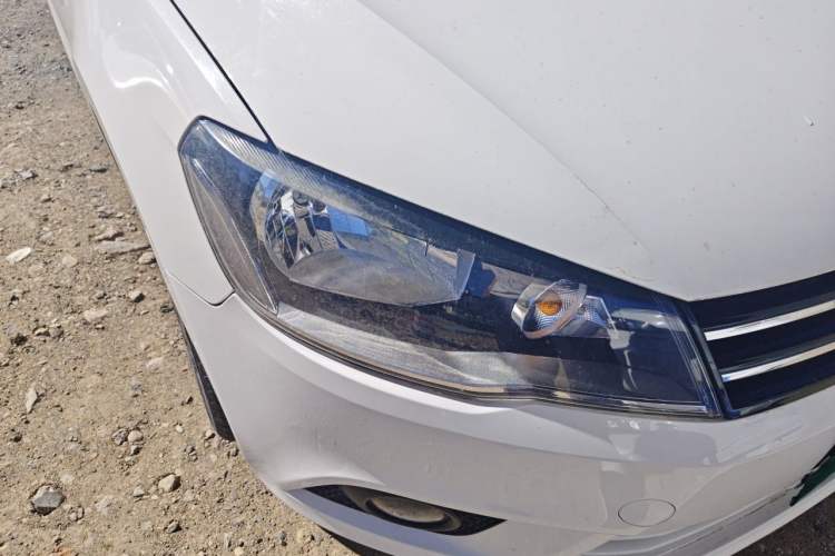 Used Volkswagen Jetta 2015 Value Edition 1.6L Automatic Comfort Version Right Front Headlight