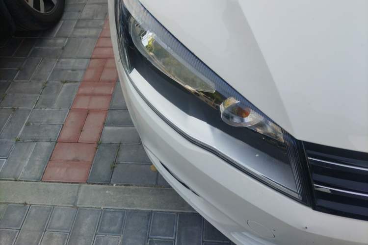 Used Volkswagen Jetta 2015 Value Edition 1.6L Automatic Comfort Version Right Front Headlight