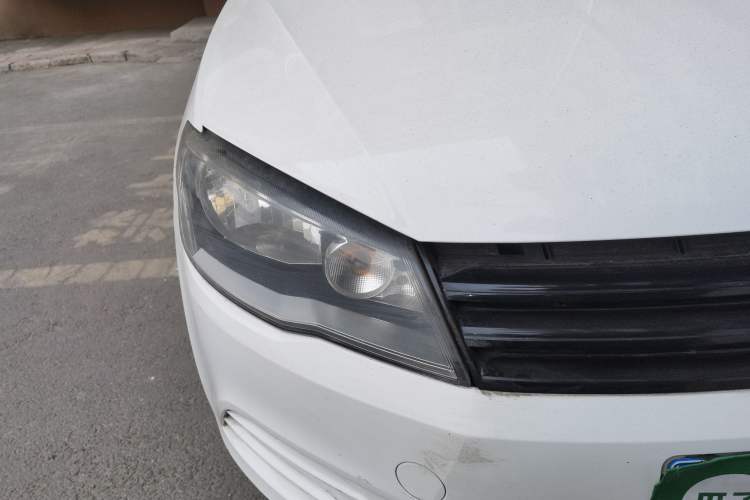 Used Volkswagen Jetta 2015 Value Edition 1.6L Manual Fashionable Style Right Front Headlight