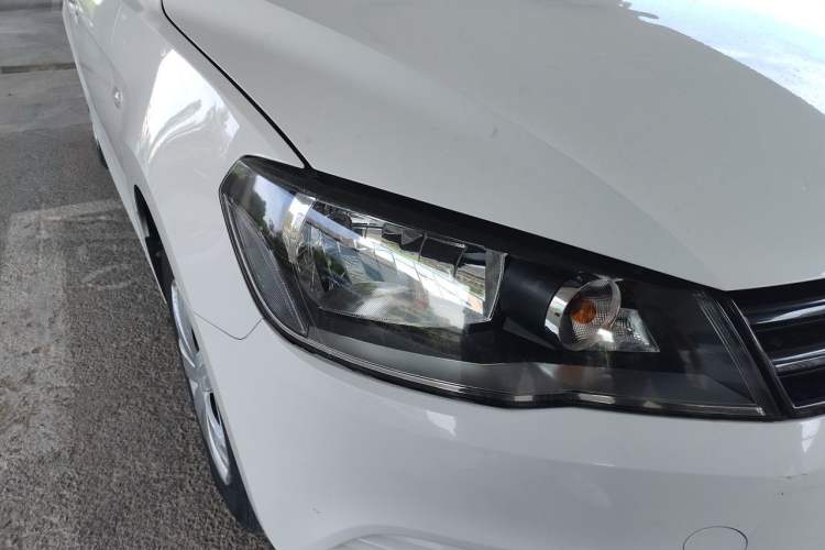 Used Volkswagen Jetta 2015 Value Edition 1.6L Manual Fashionable Style Right Front Headlight