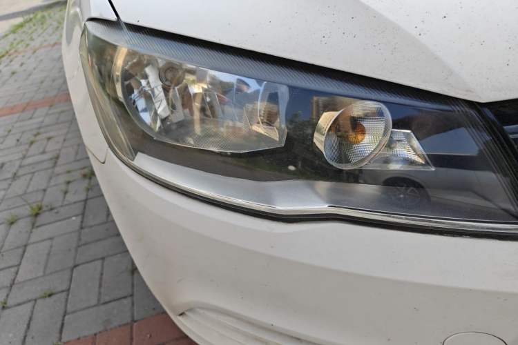 Used Volkswagen Jetta 2015 Value Edition 1.6L Manual Fashionable Style Right Front Headlight