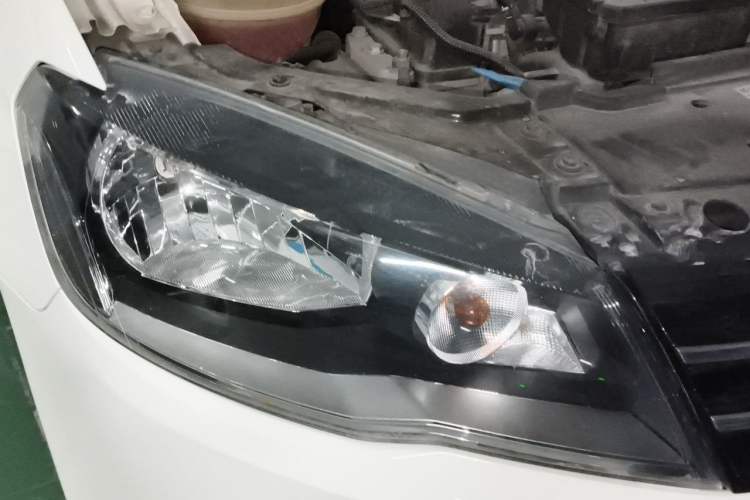 Used Volkswagen Jetta 2015 Value Edition 1.6L Automatic Comfort Version Right Front Headlight