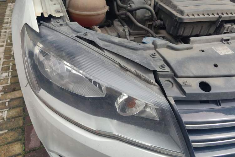 Used Volkswagen Jetta 2015 Value Edition 1.6L Automatic Comfort Version Right Front Headlight
