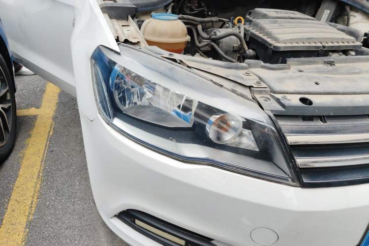 Used Volkswagen Jetta 2015 Value Edition 1.6L Manual Fashionable Style Right Front Headlight