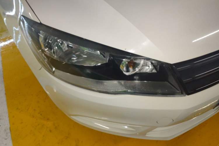 Used Volkswagen Jetta 2015 Value Edition 1.6L Manual Fashionable Style Right Front Headlight