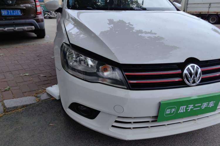 Used Volkswagen Jetta 2015 Value Edition 1.6L Automatic Comfort Version Right Front Headlight
