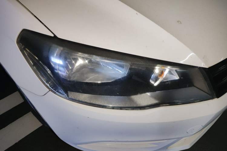 Used Volkswagen Jetta 2015 Value Edition 1.6L Automatic Fashion Version Right Front Headlight