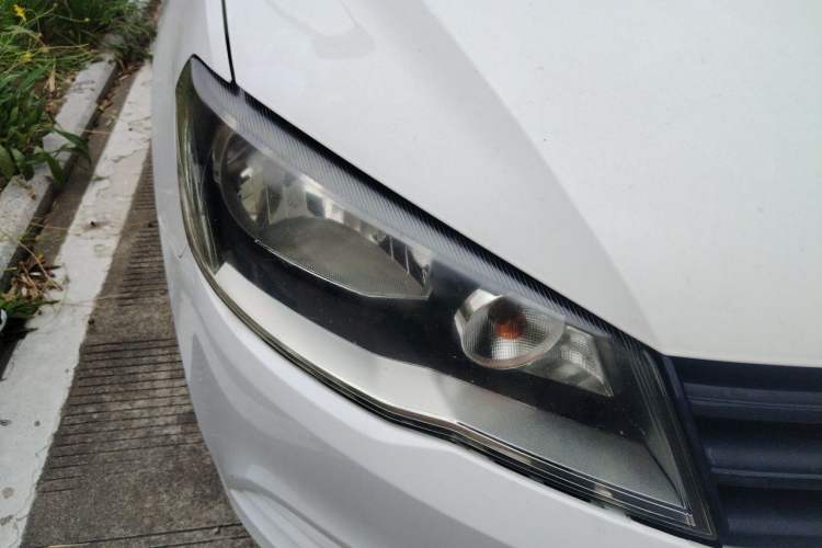 Used Volkswagen Jetta 2015 Value Edition 1.6L Manual Fashionable Style Right Front Headlight