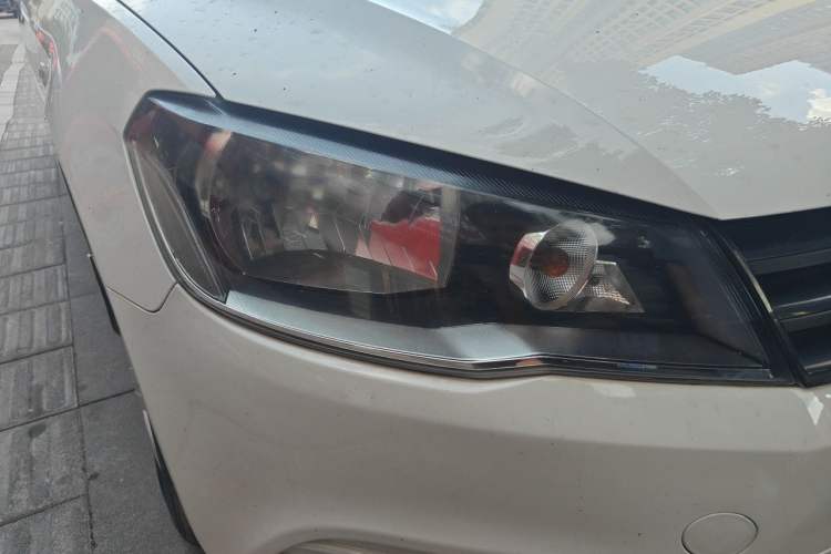 Used Volkswagen Jetta 2015 Value Edition 1.6L Manual Fashionable Style Right Front Headlight