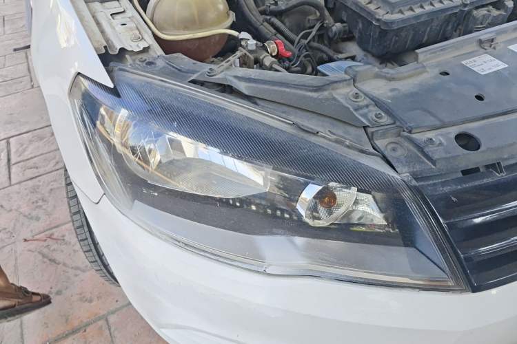 Used Volkswagen Jetta 2015 1.6L Manual Fashion Edition Right Front Headlight
