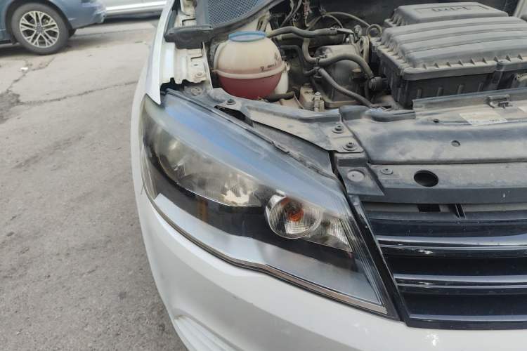 Used Volkswagen Jetta 2015 1.6L Manual Fashion Edition Right Front Headlight