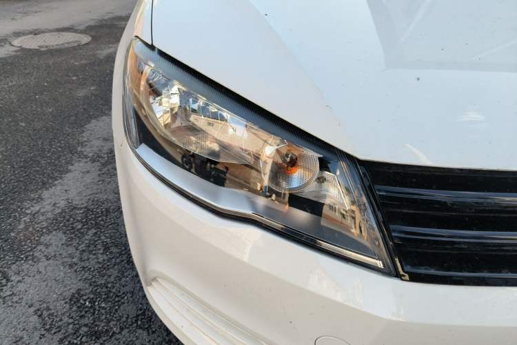 Used Volkswagen Jetta 2015 Value Edition 1.6L Automatic Fashion Version Right Front Headlight