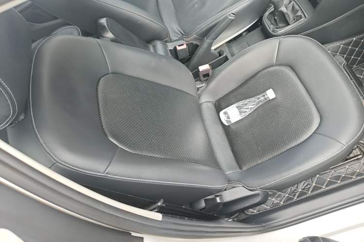 Used Volkswagen Jetta 2015 1.6L Manual Comfort Model Right Front Seat