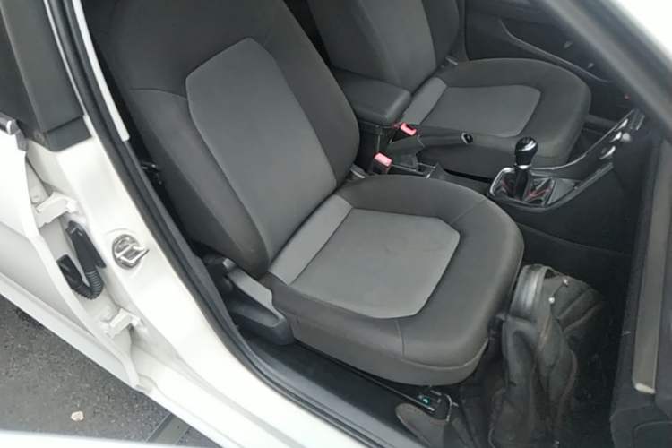 Used Volkswagen Jetta 2015 Value Edition 1.6L Manual Fashionable Style Right Front Seat