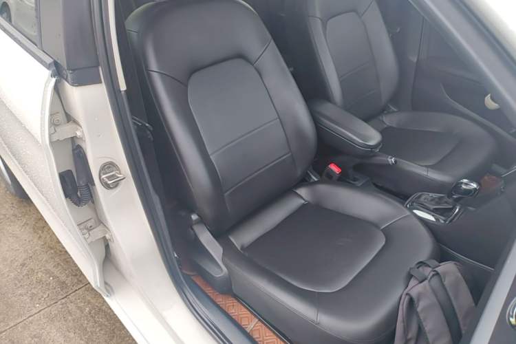 Used Volkswagen Jetta 2015 Value Edition 1.6L Automatic Comfort Version Right Front Seat