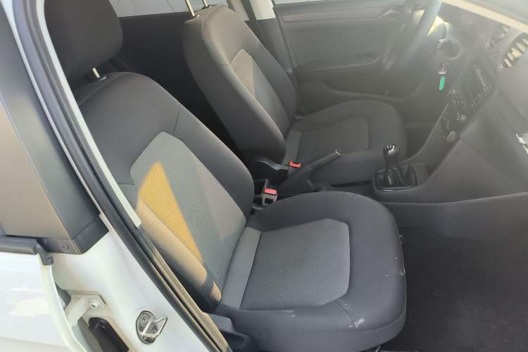 Used Volkswagen Jetta 2015 Value Edition 1.6L Manual Fashionable Style Right Front Seat