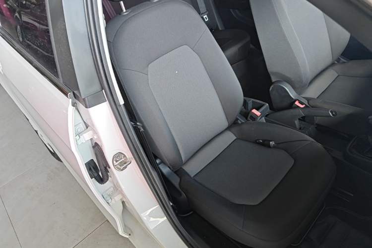 Used Volkswagen Jetta 2015 Value Edition 1.6L Manual Fashionable Style Right Front Seat