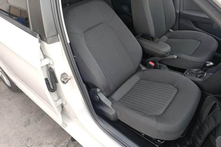 Used Volkswagen Jetta 2015 Value Edition 1.6L Automatic Comfort Version Right Front Seat