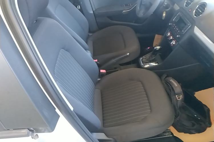 Used Volkswagen Jetta 2015 Value Edition 1.6L Automatic Comfort Version Right Front Seat