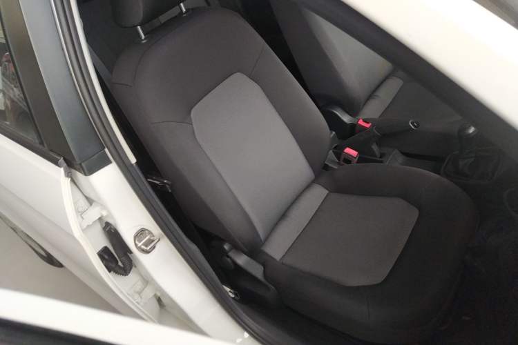Used Volkswagen Jetta 2015 1.6L Manual Fashion Edition Right Front Seat