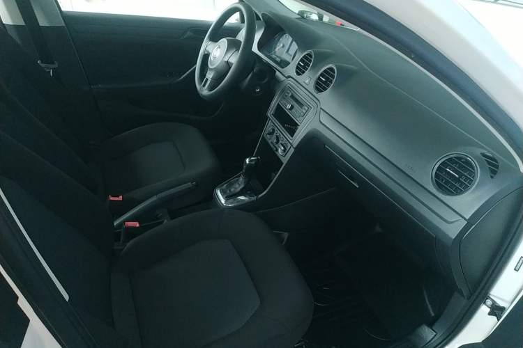 Used Volkswagen Jetta 2015 1.6L Automatic Fashion Model Right Front Seat