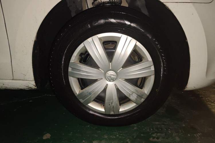 Used Volkswagen Jetta 2015 Value Edition 1.6L Manual Fashionable Style Right Front Wheel Hub