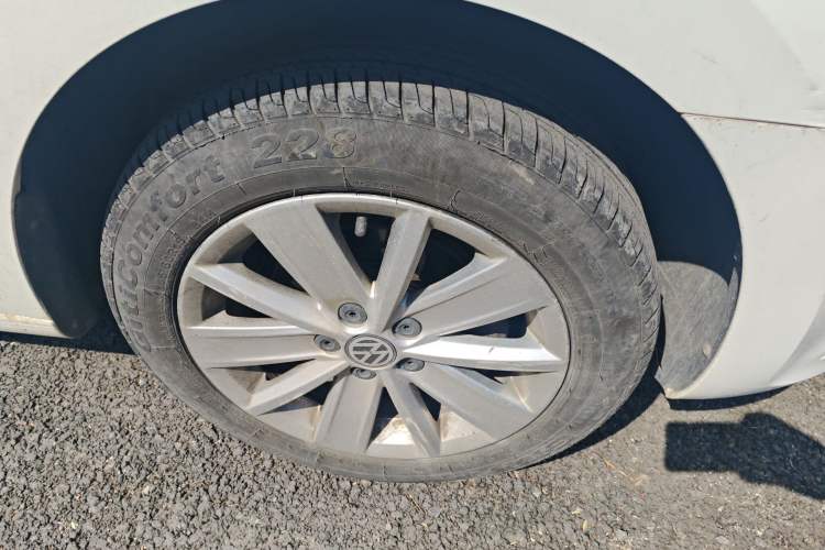 Used Volkswagen Jetta 2015 1.6L Manual Comfort Model Right Front Wheel Hub