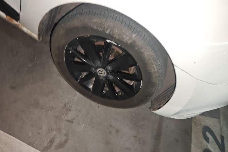 Used Volkswagen Jetta 2015 Value Edition 1.6L Automatic Comfort Version Right Front Wheel Hub